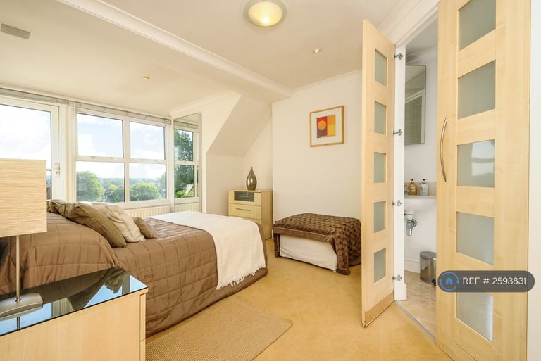 3 bedroom flat in Petersham Road, Richmond, Surrey, TW10 (3 bed) (#2593831)