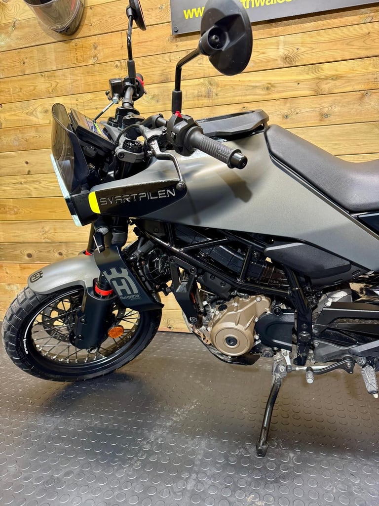Husqvarna SVARTPILEN 125 / 2024 (upgraded) model / just 1999 miles 