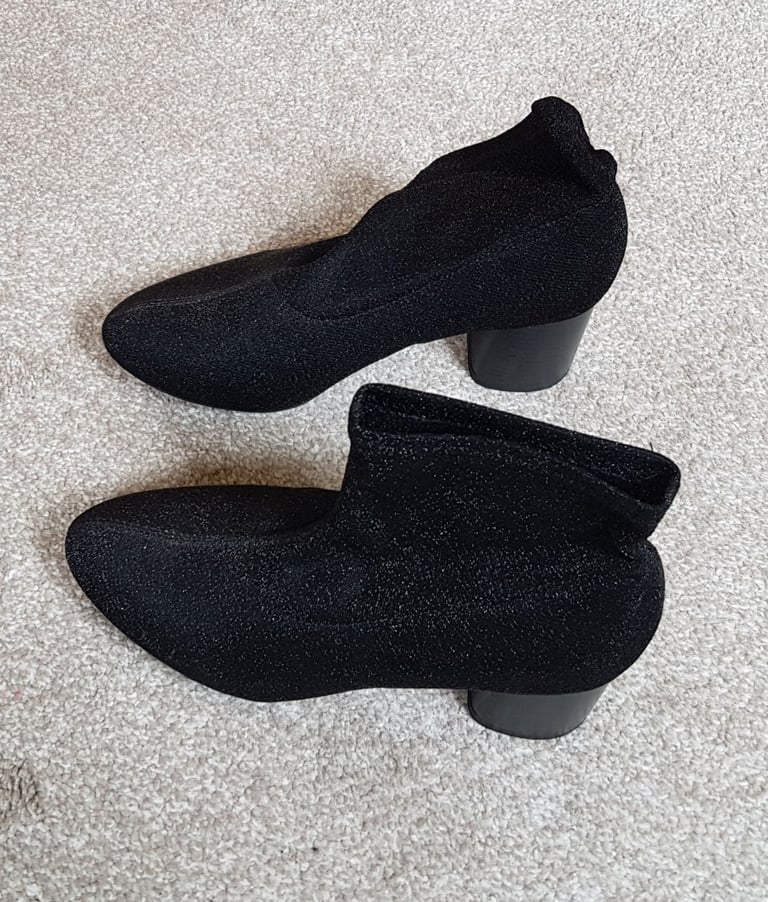 Ladies ankle pull on boots Size 7