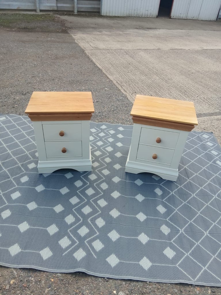 Solid oak furniture land bedside cabnets x2 in cream colour 