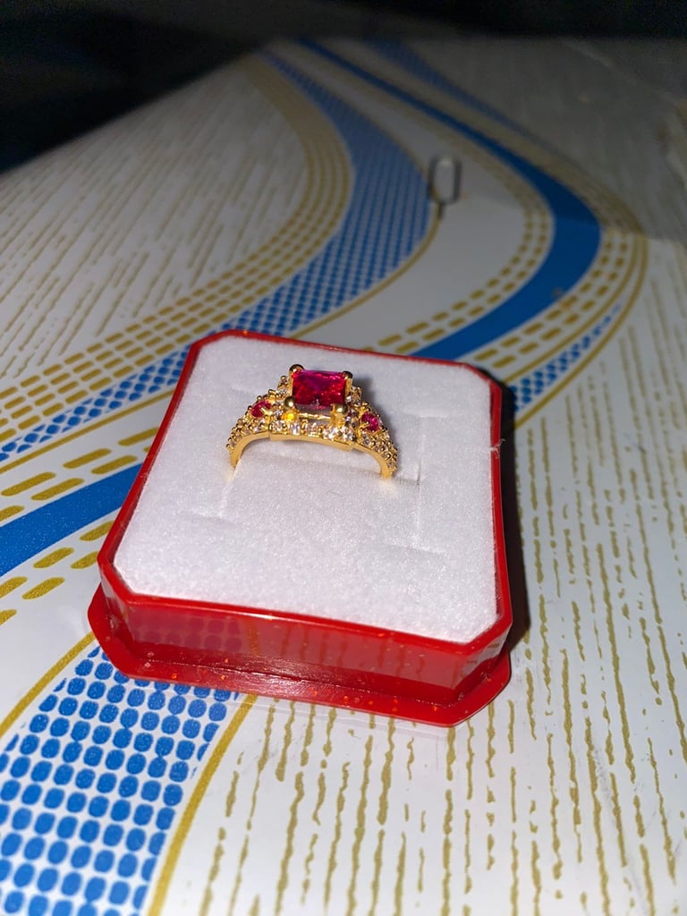 22 carate gold Diamond Pink Ring, weight 3.35 g