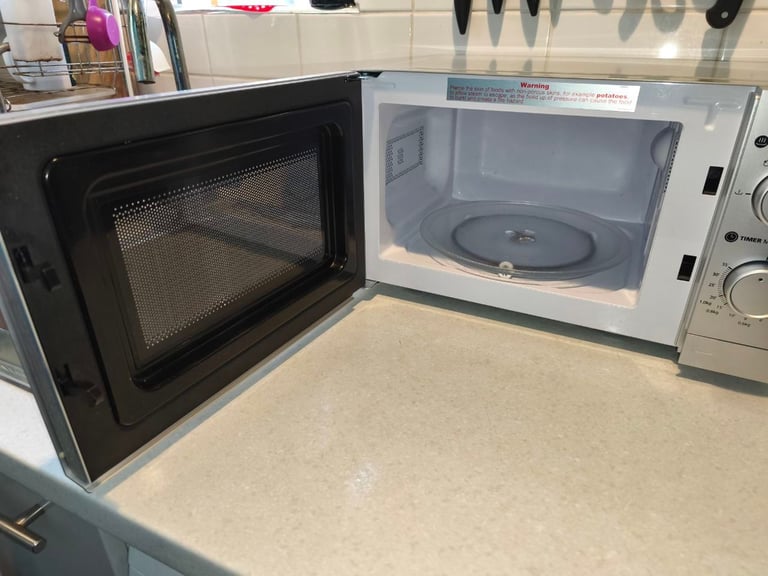 Microwave GEORGE 700 W * Like New