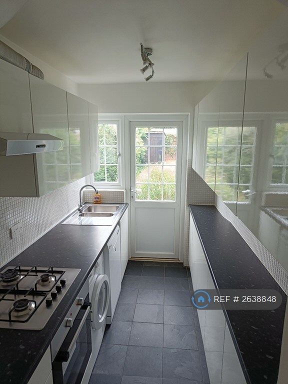 3 bedroom house in Broughton Avenue, Richmond, TW10 (3 bed) (#2638848)