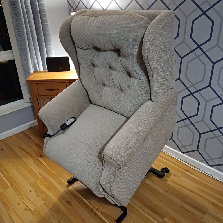 Electric rise and recliner chair 
