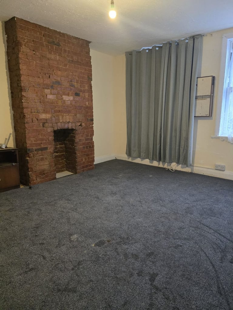 Spacious Double Rooms available in a well-maintained 4-bed flat located on London Road SM3.
