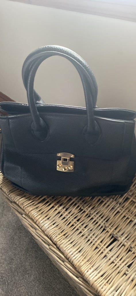 Ladies black shoulder bag 