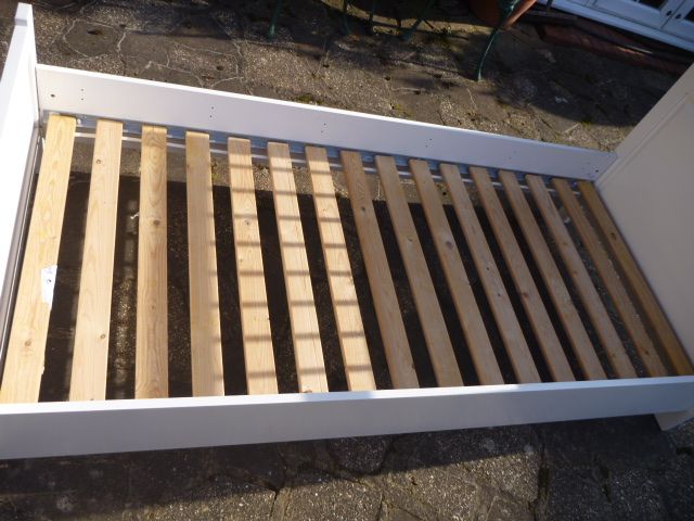 Sturdy White Single Bed & Mattress in Ex Cond