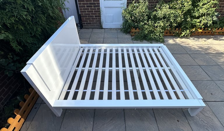 Lovely Julian Bowen Modern High Gloss 4ft6 Double Size Bed Frame – Superb Condition
