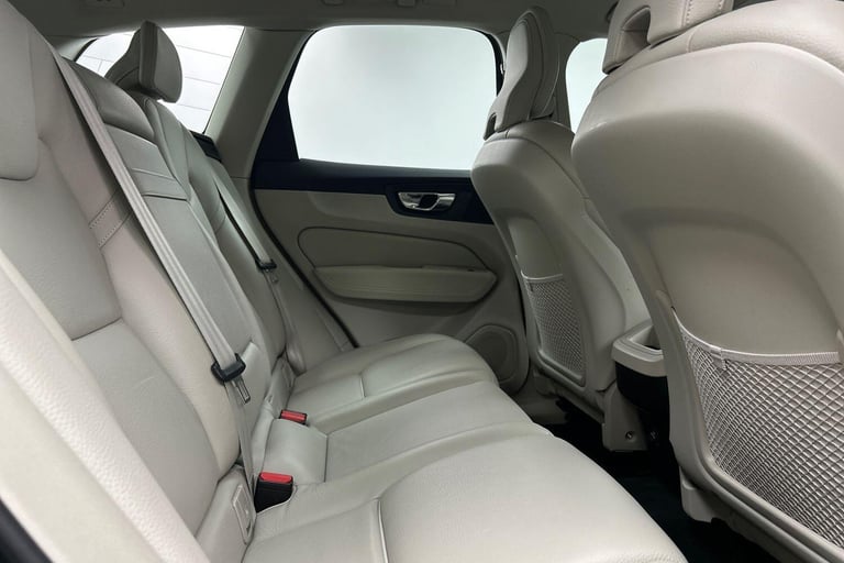  Volvo XC60 2.0 T5 Momentum Pro Auto AWD Euro 6 (s/s) 5dr Petrol Automatic