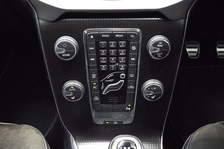 2017 Volvo V40 2.0 T2 R-Design Nav Plus Euro 6 (s/s) 5dr HATCHBACK Petrol Manual