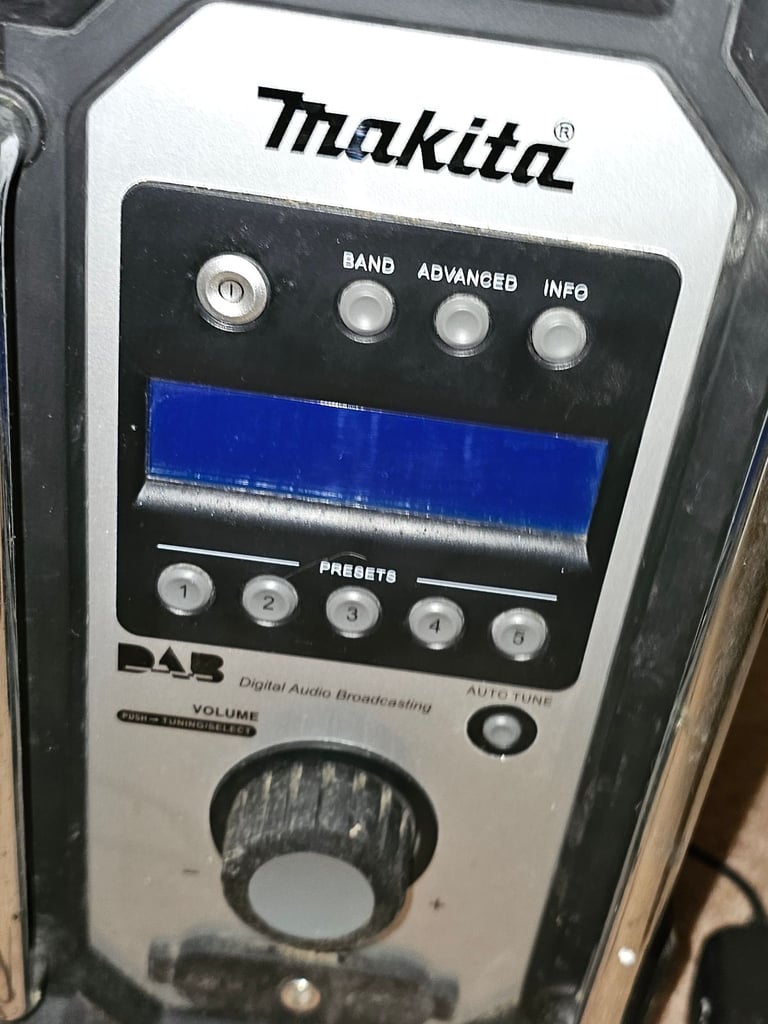  Makita DMR104 DAB/FM Job‑Site Radio – White – Makita DMR110 DAB/FM Site Radio - Barely Used