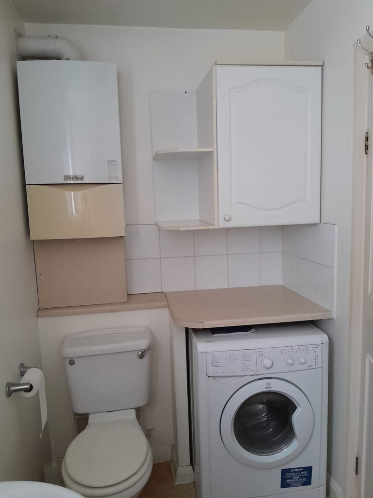 Large Studio Flat-Brook Green/Hammersmith W6; Available 3 Nov, £1200 pcm-10 min walk to 5 tube lines