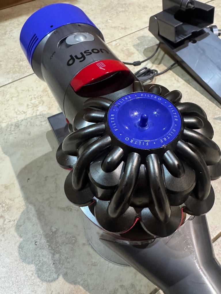 Dyson V8 absolute cordless vacuum cleaner good working order 