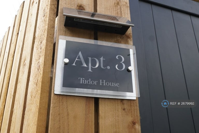 1 bedroom flat in Tudor House, Brighouse, HD6 (1 bed) (#2679992)