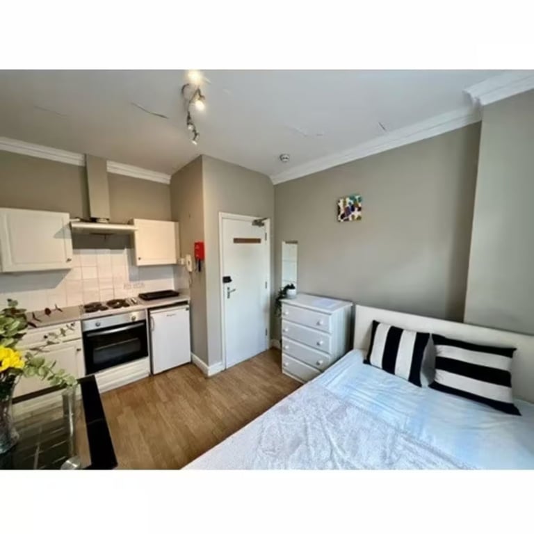 Modern 1 Bedroom Studio Apartment - Bills Included (Bradford)