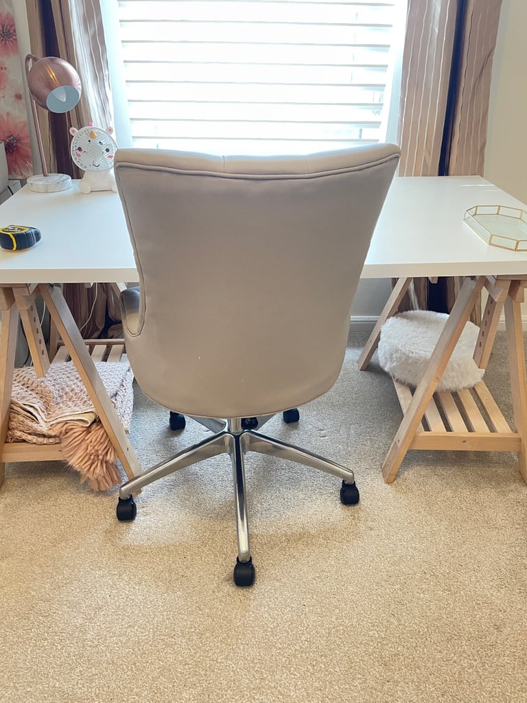 ✨ Beige Faux Leather Office / Desk Chair on Wheels ✨ Excellent Condition *Must go this week!