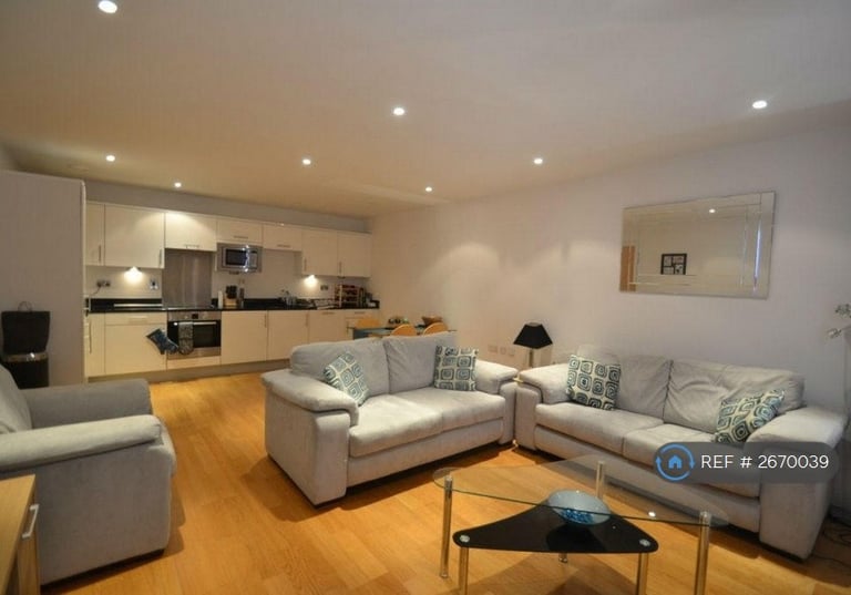 2 bedroom flat in Clapham Common Southside, London, SW4 (2 bed) (#2670039)
