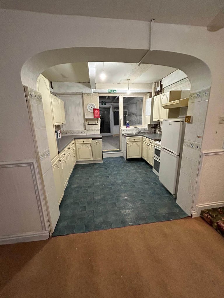 Low income people apply for emergency housing in B81DT - 3 bedrooms are available!