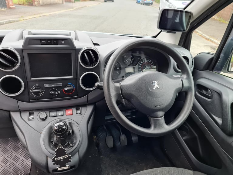 July 2017 Peugeot Partner Professional HDI Diesel Van 1560cc 100 Brake Horse Power Three Front Seats