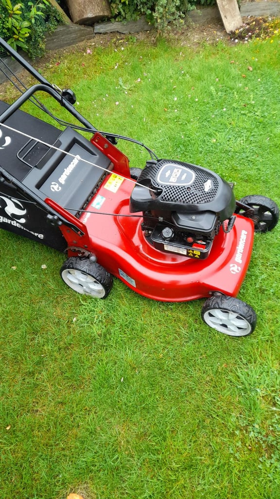 Gardencare self drive Briggs&Stratton500 engine 18 inch cut. Starts first time