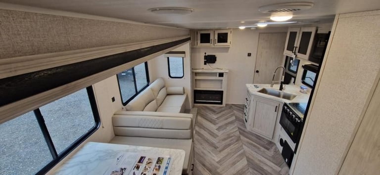 EX DEMO Forest River East To West Della Terra 323QB American Caravan 5th Wheel