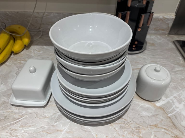 image for 17 piece dinnerware set 