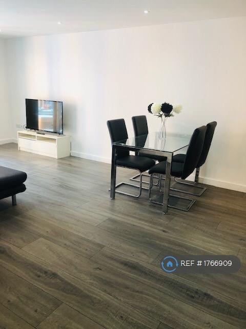 2 bedroom flat in Railway Terrace, Slough, SL2 (2 bed) (#1766909)