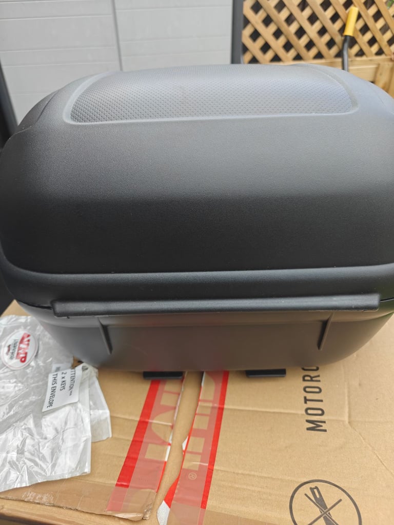 Givi E340NT2 Vision Monolock Top Case - 34 Litre with mounting plate