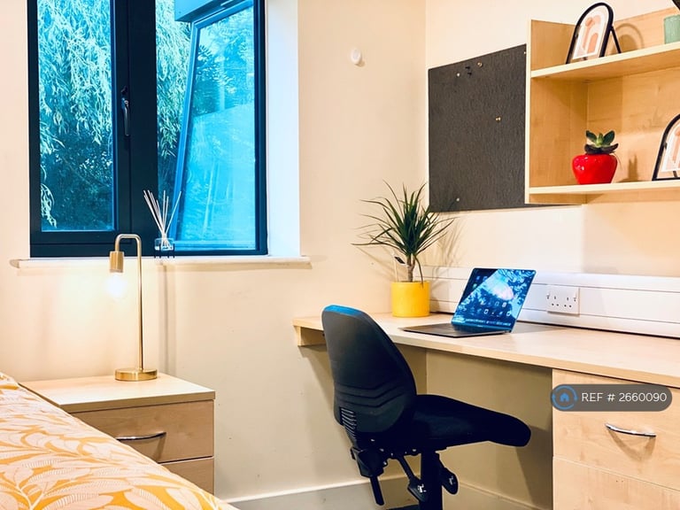 6 bedroom flat in Warwick New Road, Leamington Spa, CV32 (6 bed) (#2660090)