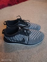 Ladies black white and grey Nike roshe Flyknit trainers size 5