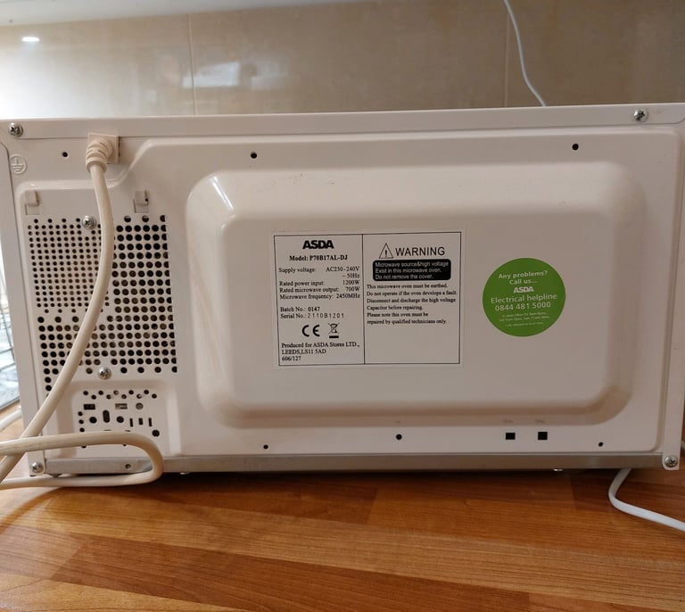 Second-hand white microwave 750W