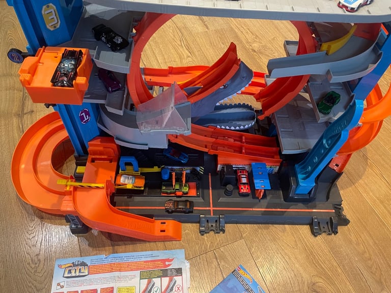 Hotwheels ultimate garage 