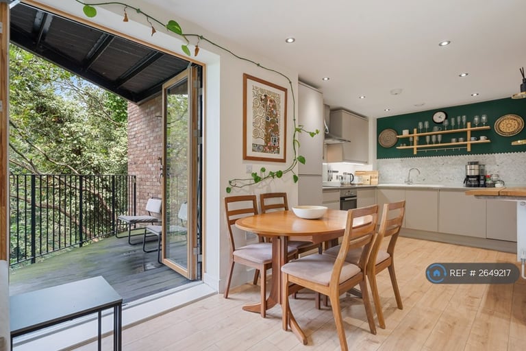 3 bedroom flat in Upper Clapton Road, London, E5 (3 bed) (#2649217)