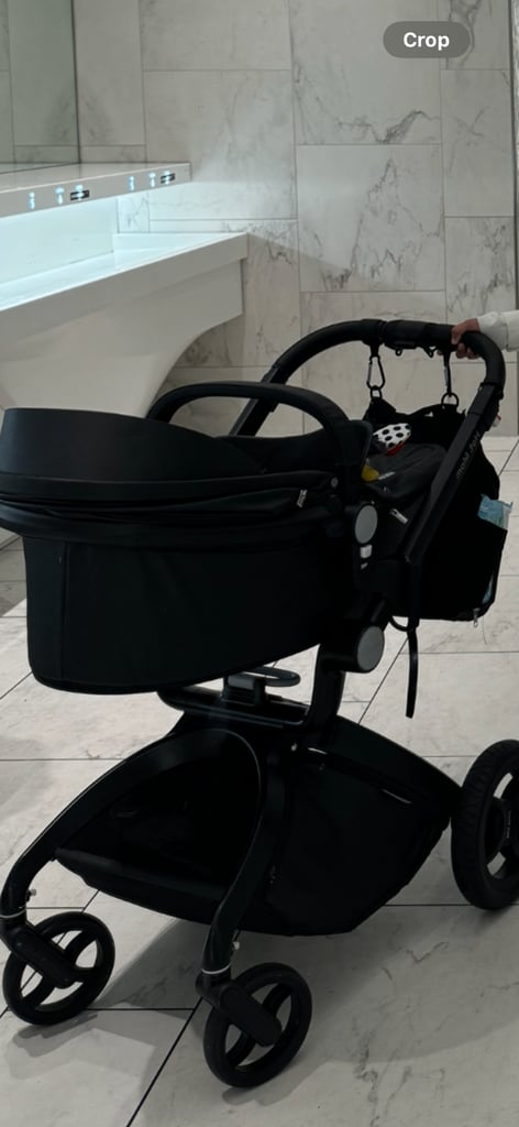 Complete stroller with car seat, bassinet cot and pram seat