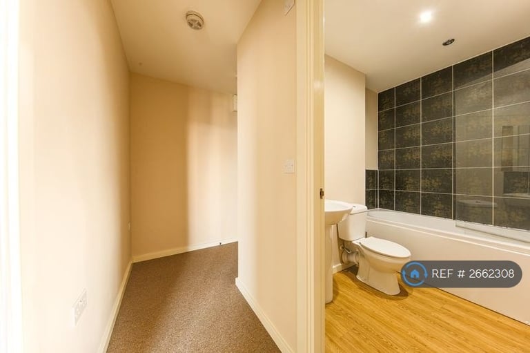 1 bedroom flat in Roberts House, Altrincham, WA14 (1 bed) (#2662308)