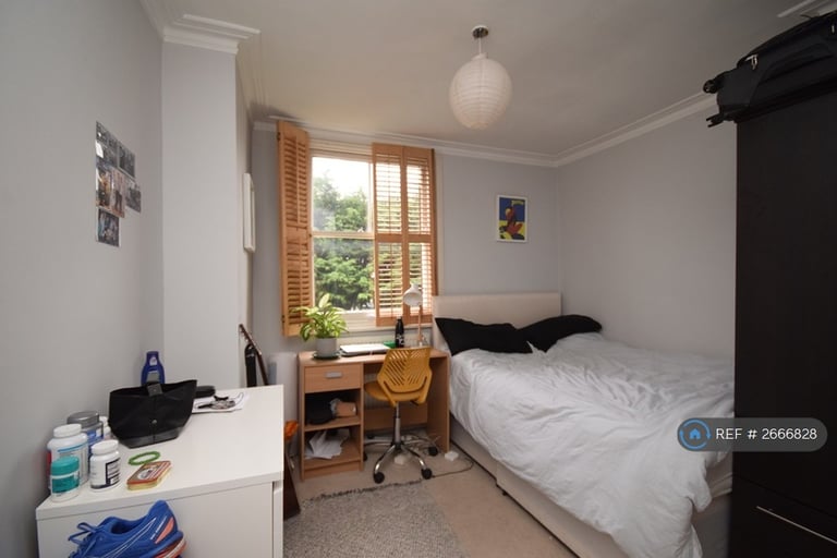 2 bedroom flat in Harbut Road, London, SW11 (2 bed) (#2666828)