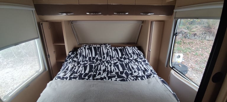 Hobby 695 VIP - Fixed Bed & Awning