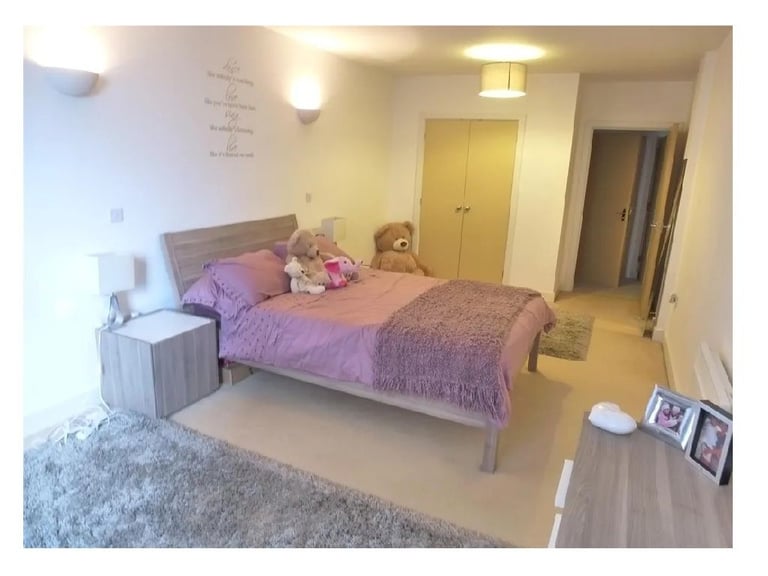 Modern one bedroom apartment: NO COPORATE COMPANY LET.