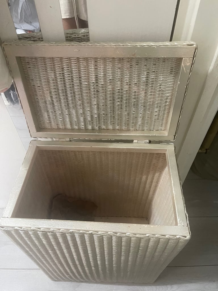 Vintage Lloyed Loom basket 