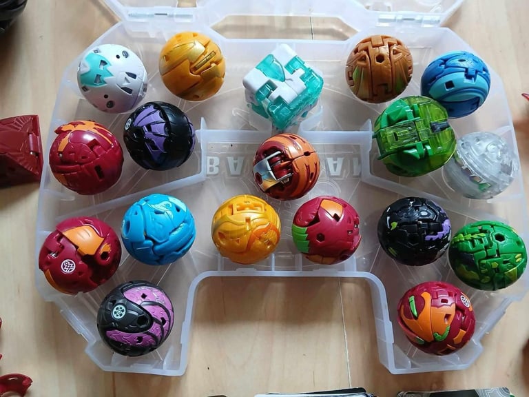 Large Bakugan bundle with 32 bakugan, storage case and cards