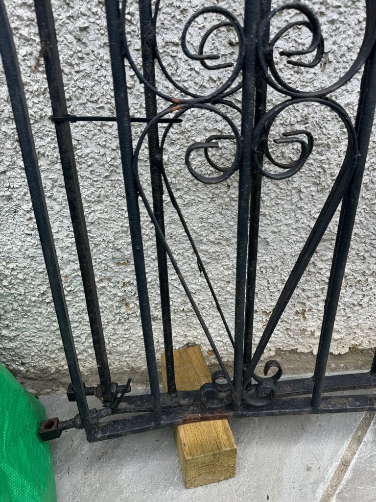 Double driveway iron gates 146cm x 180cm each gate with decorative design 