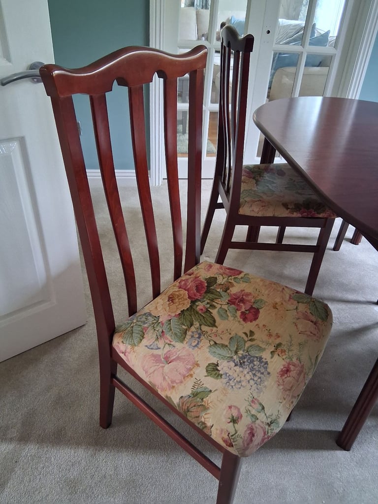 Mahogany 6 or 8 seater table