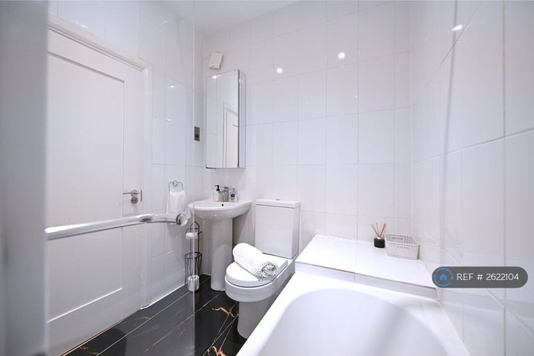 3 bedroom flat in Lewisham Way, London, SE14 (3 bed) (#2622104)