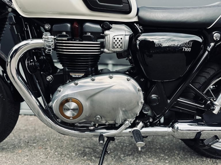 STUNNING 2018/18 TRIUMPH BONNEVILLE T100 MOTORCYCLE 