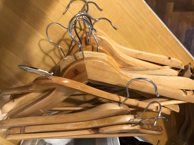 20 wooden Hangers