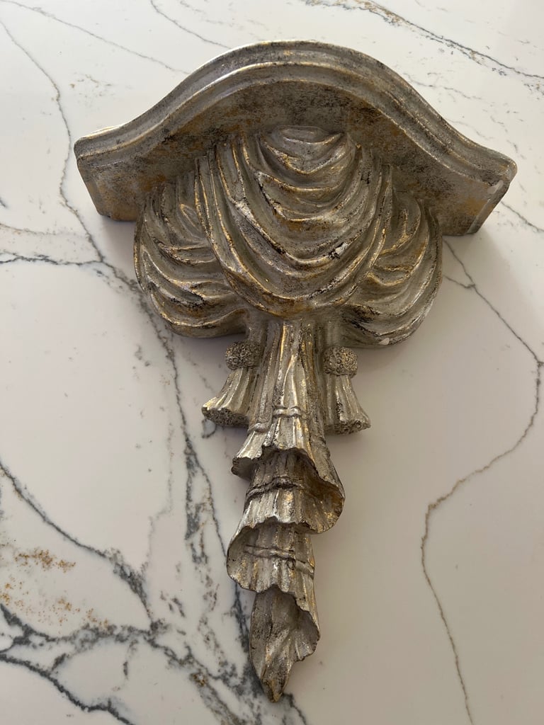 Wall ornaments picture shelf