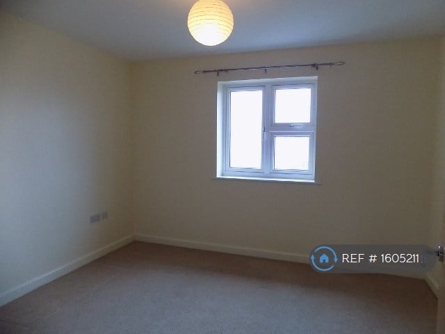 2 bedroom flat in Gray Court, Stevenage, SG1 (2 bed) (#1605211)