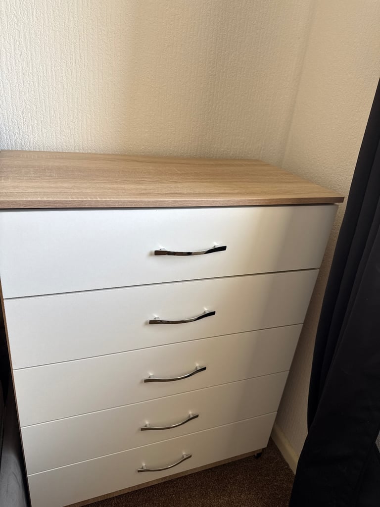 Draws wardrobe and bedside draws 