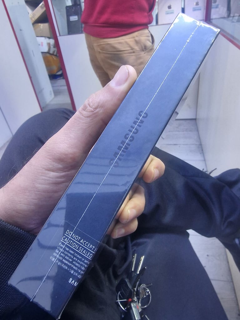 SAMSUNG GALAXY S22 ULTRA 5G 128GB BLACK &BURGUNDY SEALED PACK