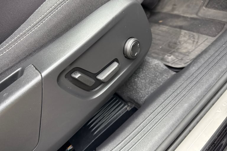 2023 Volvo XC40 2.0 B3 MHEV Plus DCT Auto Euro 6 (s/s) 5dr SUV PETROL Automatic